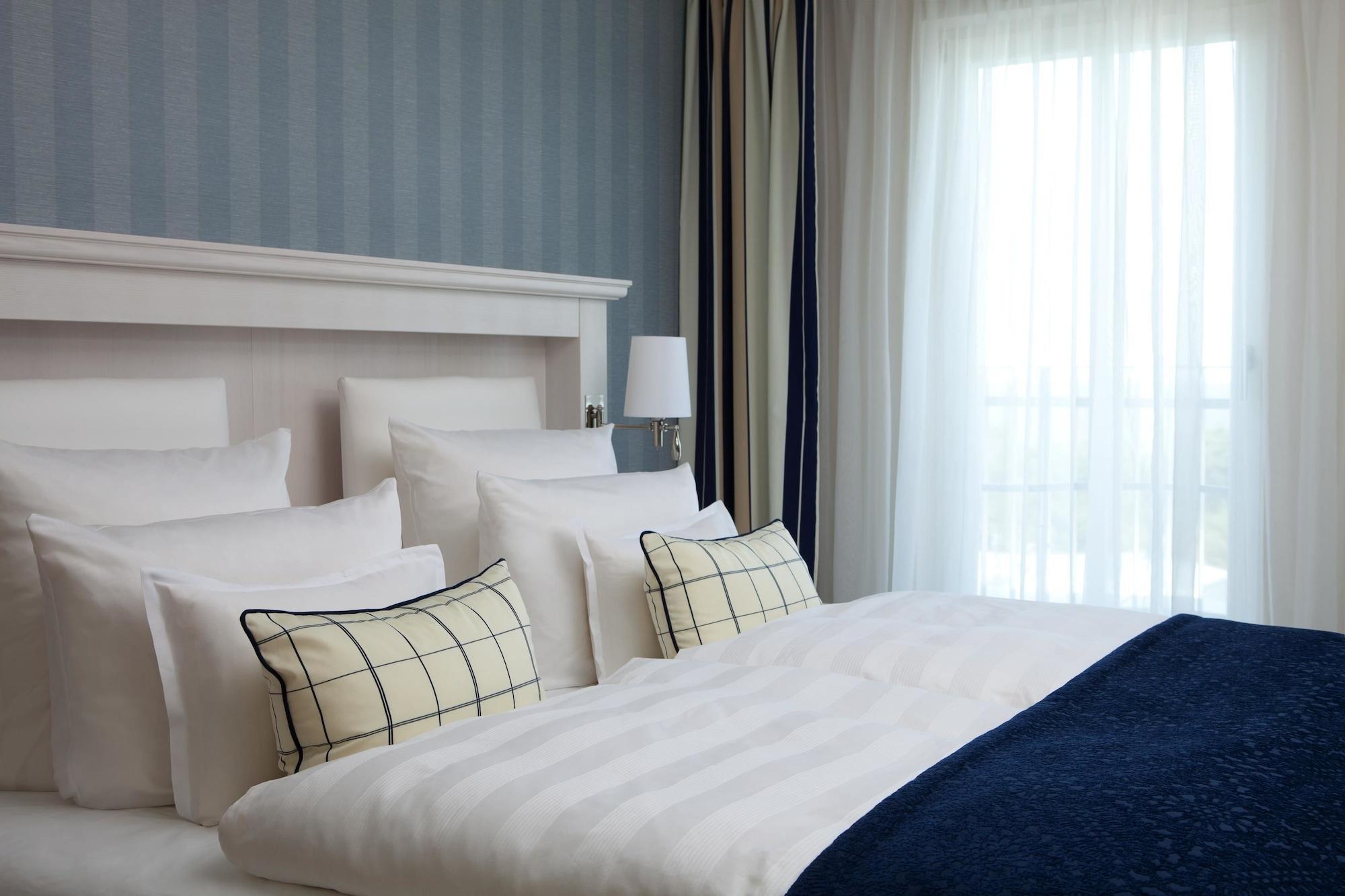 Steigenberger Grandhotel & Spa Heringsdorf Bagian luar foto A bed with a bed runner