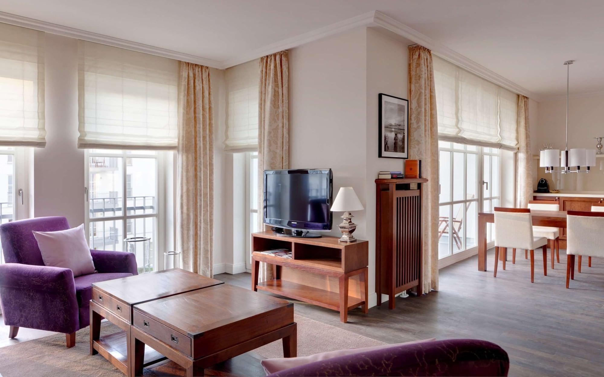 Steigenberger Grandhotel & Spa Heringsdorf Bagian luar foto A living room with a television