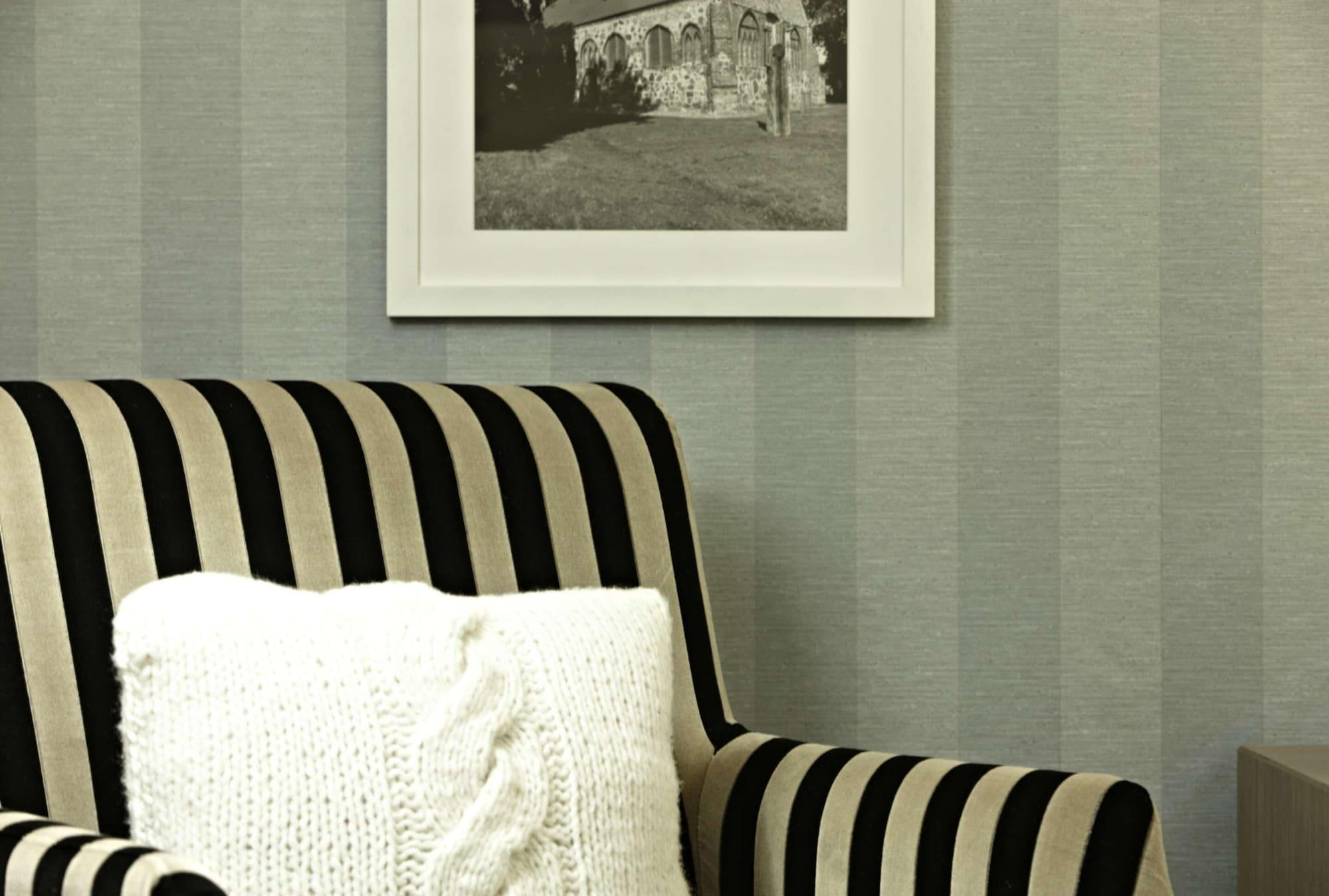 Steigenberger Grandhotel & Spa Heringsdorf Bagian luar foto A chair with striped upholstery