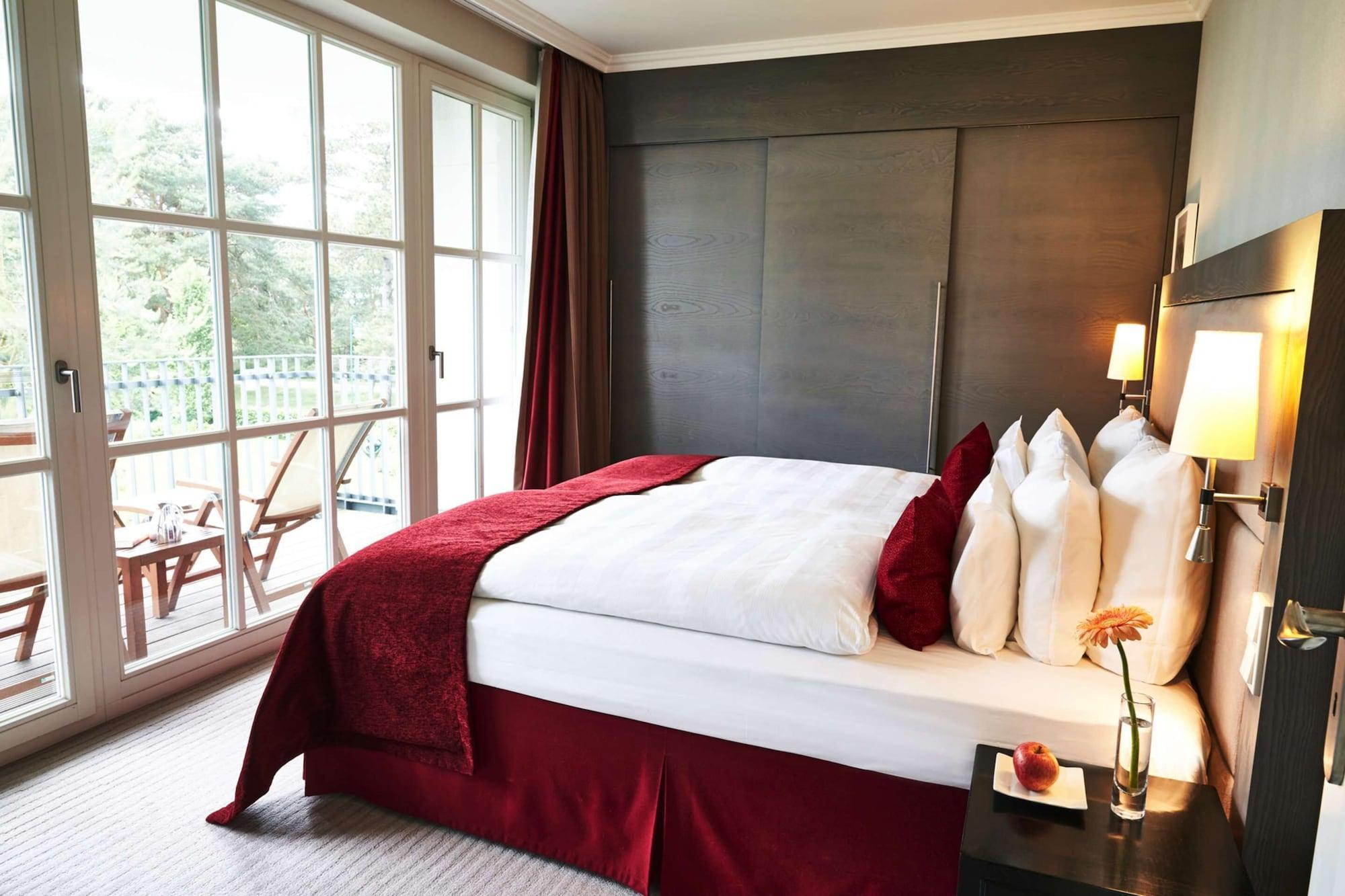 Steigenberger Grandhotel & Spa Heringsdorf Bagian luar foto A bed with a bed skirt
