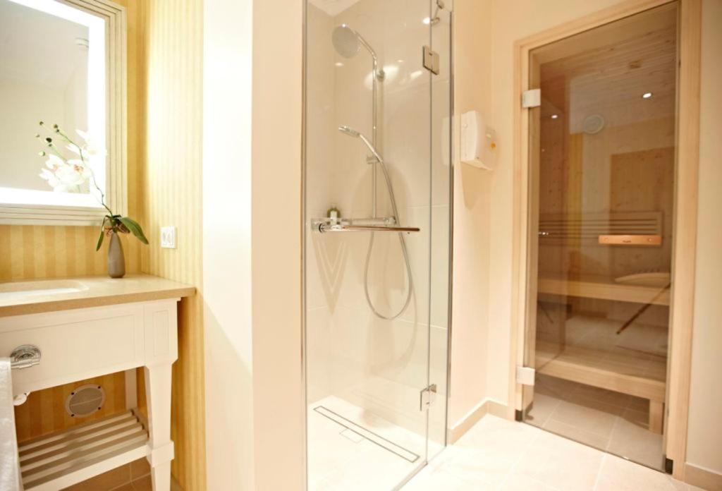 Steigenberger Grandhotel & Spa Heringsdorf Bagian luar foto A shower enclosure