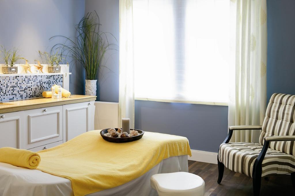Steigenberger Grandhotel & Spa Heringsdorf Bagian luar foto A room with a blue wall