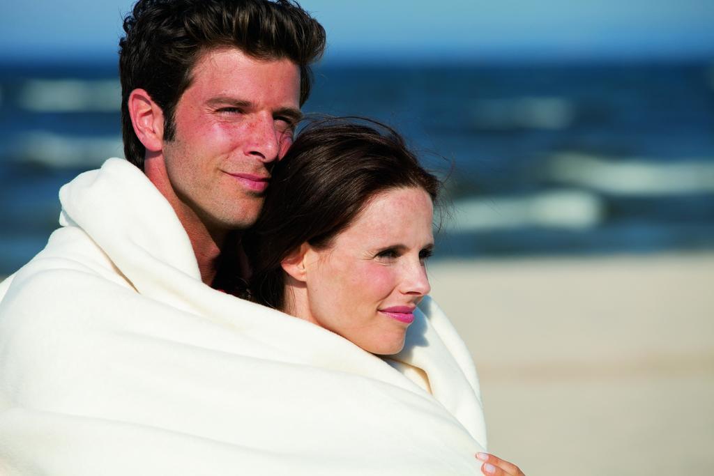 Steigenberger Grandhotel & Spa Heringsdorf Bagian luar foto A couple wrapped in a blanket
