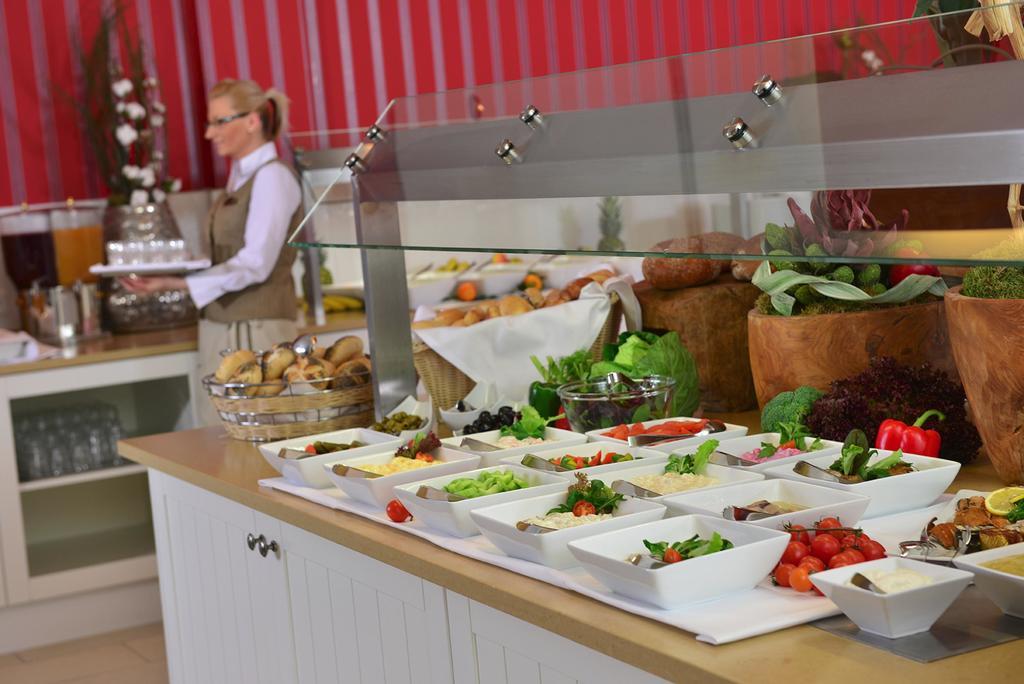Steigenberger Grandhotel & Spa Heringsdorf Bagian luar foto A salad bar