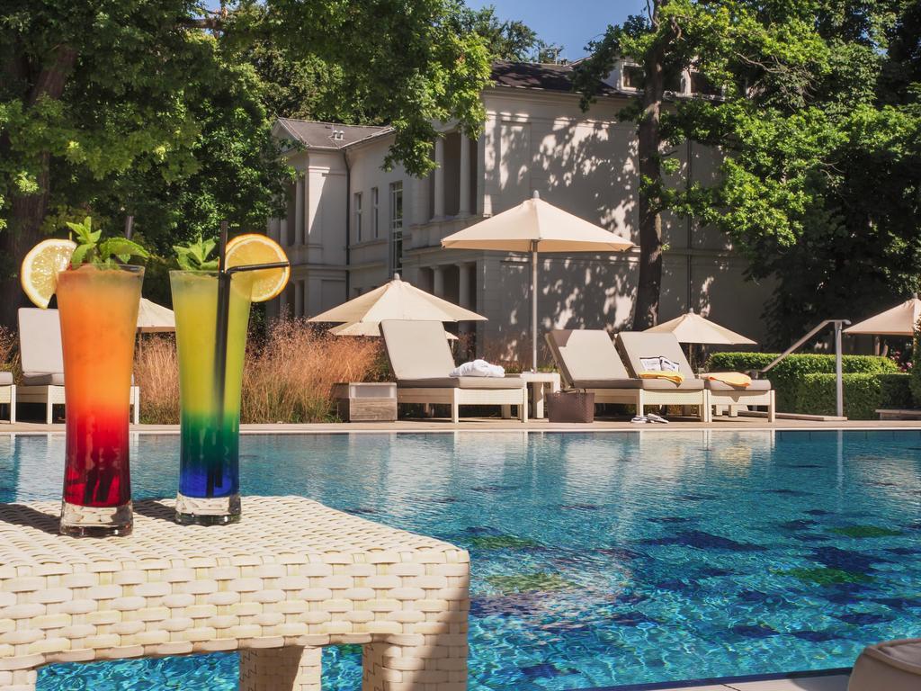 Steigenberger Grandhotel & Spa Heringsdorf Bagian luar foto The swimming pool at the hotel
